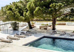 Mas de la Fouque : espace de détente piscine