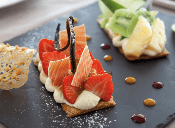 Dessert aux fraises du restaurant gastronomique en Camargue Marius (Mas de la Fouque)