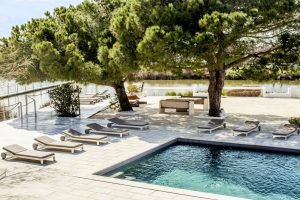 Piscine extérieure Hôtel Spa Camargue Mas de la Fouque