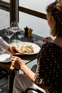 Serveur du restaurant La Table de Marius