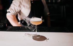 Service cocktail au bar de l'Hotel Mas de la Fouque