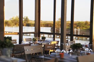 Terrasse du restaurant gastronomique en Camargue Marius à l'Hotel Mas de la Fouque