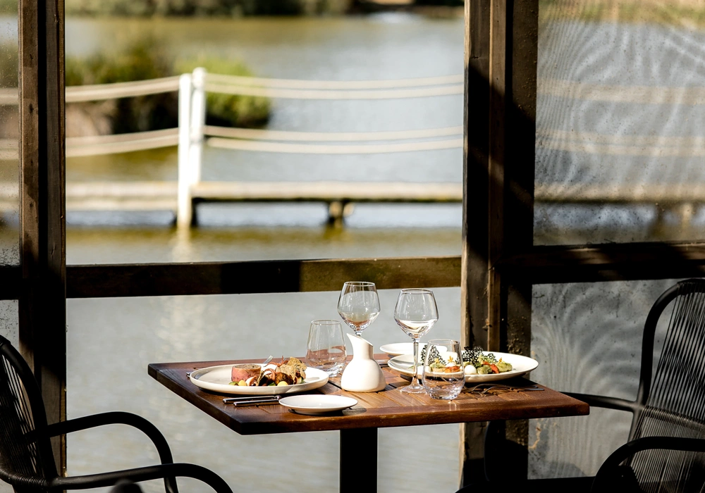 Restaurant au bord de l'eau - La tabele de Marius au Mas de la Fouque