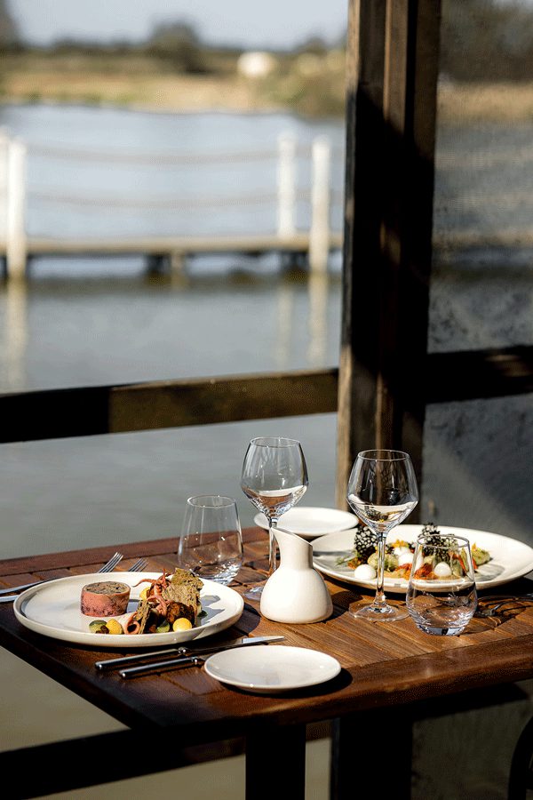 Photos de plats sur une table en bois face à la Camargue