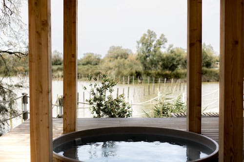 Bain à remous en toiture camarguaise