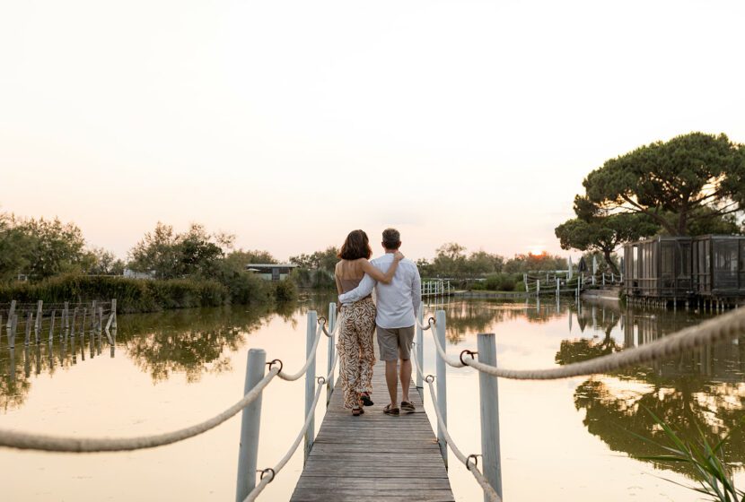 couple marchant sur un ponton