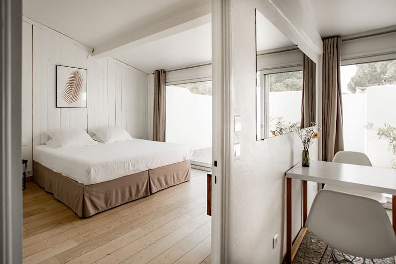 SUITE-web Grande chambre avec un espace nuit et un espace bureau