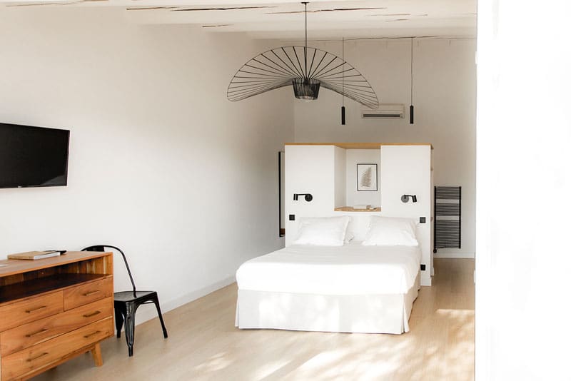 SUP-VUE-MARAIS-web Chambre avec lit au milieu de la pièce baignée de lumière